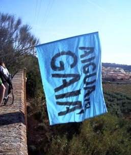 Pancarta «Aigua per al Gaià» durant la marxa del 12 de març de 2006