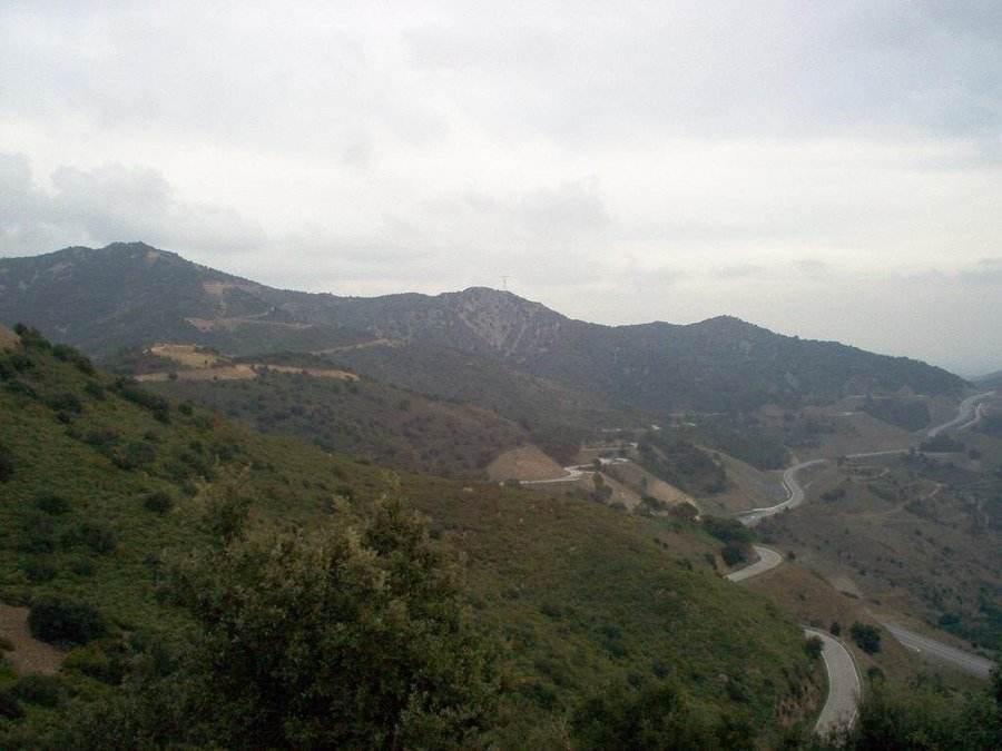 Bancals de pedra seca escalonats en tres nivells en un vessant del Priorat