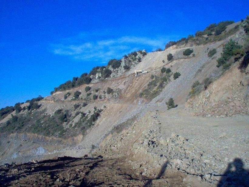 Esllavissada en un marge de pedra seca deteriorat