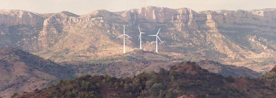 Fotomuntatge de la central eòlica projectada, superposada sobre una fotografia real del paisatge de la Morera de Montsant